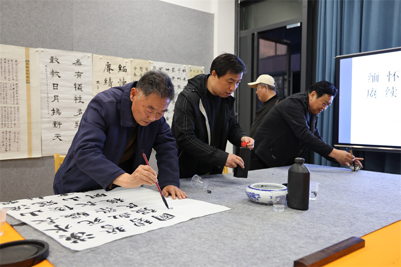 ���˳����������˳��оٰ조�廳�������� ������ɫѪ���������鷨��Ʒչ